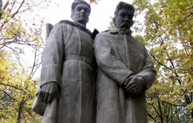 Brāļu kapu piemineklis un Brāļu kapi Dobelē 