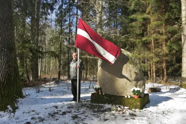 Piemiņas akmens ģenerāļa Jāņa Baloža brigādes kaujas vietā 
