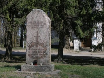 Piemiņas zīme Bērzes centrā