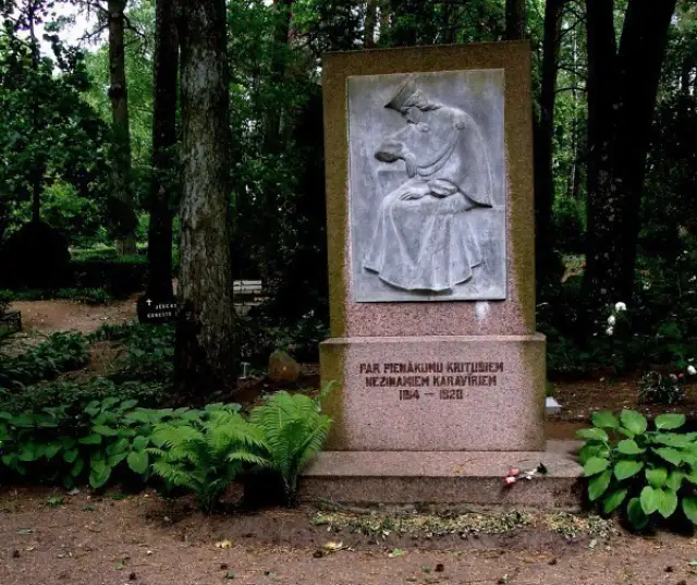 Piemineklis nezināmajiem karavīriem Dobeles kapsēta 