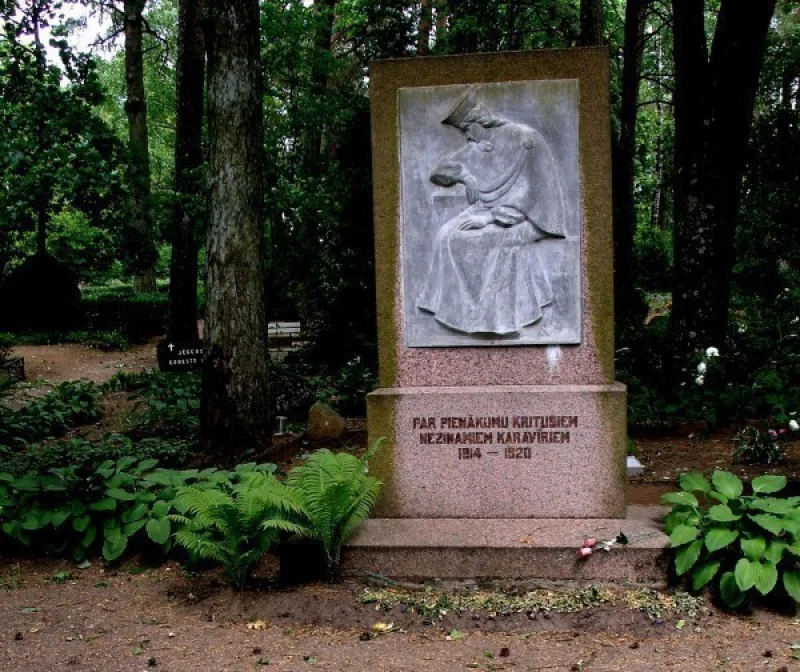 Piemineklis nezināmajiem karavīriem Dobeles kapsēta 