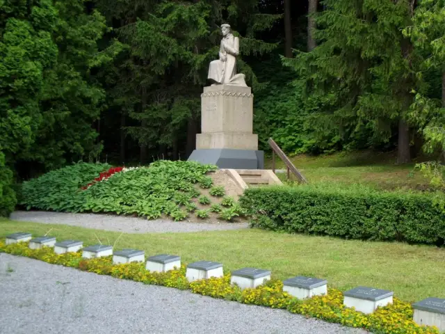 Meža kapi un K. Zemdegas piemineklis 