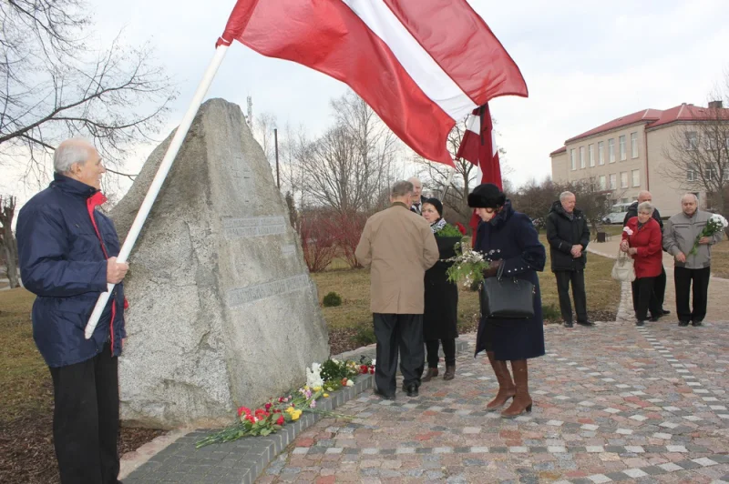Piemiņas akmens represētajiem Kandavā 