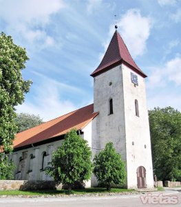 Durbes centrā slejas pilsētas vecākā ēka Durbes baznīca.