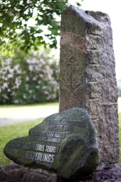 Piemiņas akmens Latvijas kara flotes izveidotājam un komandierim