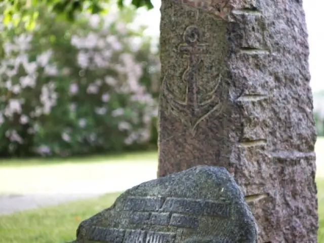 Piemiņas akmens Latvijas kara flotes izveidotājam un komandierim 