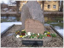 Piemiņas akmens pie Stendes dzelsceļa stacijas