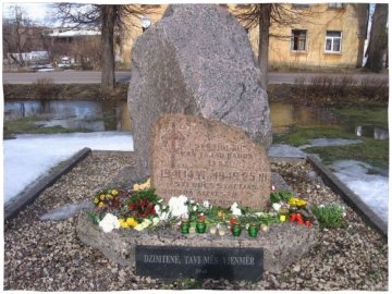 Piemiņas akmens pie Stendes dzelsceļa stacijas