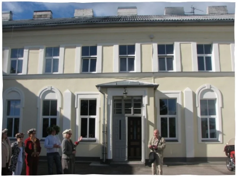 Piemiņas akmens pie Stendes dzelsceļa stacijas 