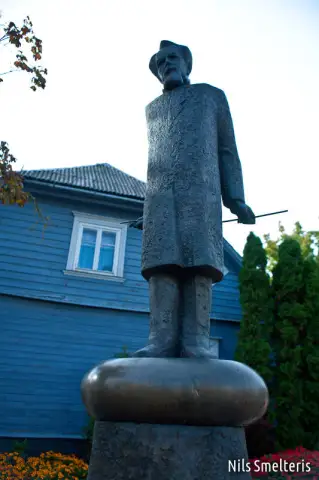 Piemineklis Baumaņu Kārlim Limbažos 