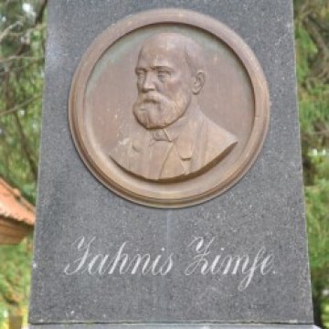 Jāņa Cimzes piemineklis un kapi
