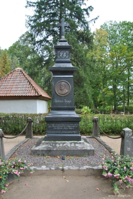 Jāņa Cimzes piemineklis un kapi 