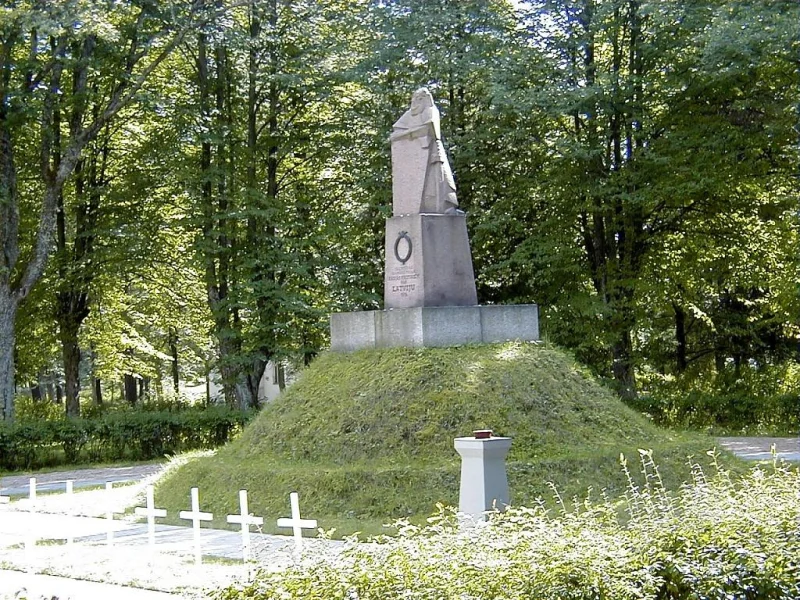 "Senlatviešu karavīrs" - piemineklis 1919.gada brīvības cīņās kritušajiem 