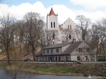 Baznīckalns un Svētā Jāņa luterāņu baznīca