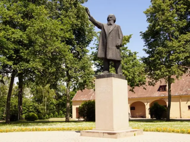 Foto Piemineklis Atim Kronvaldam