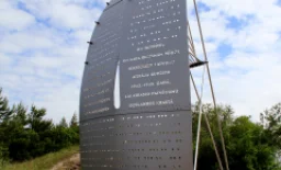 PIEMIŅAS ZĪME LATVIEŠU BĒGĻIEM UZ ZVIEDRIJU