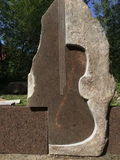 Mūzikas instruments - čells stilizēti kubisma manierē izkalts dabas akmenī