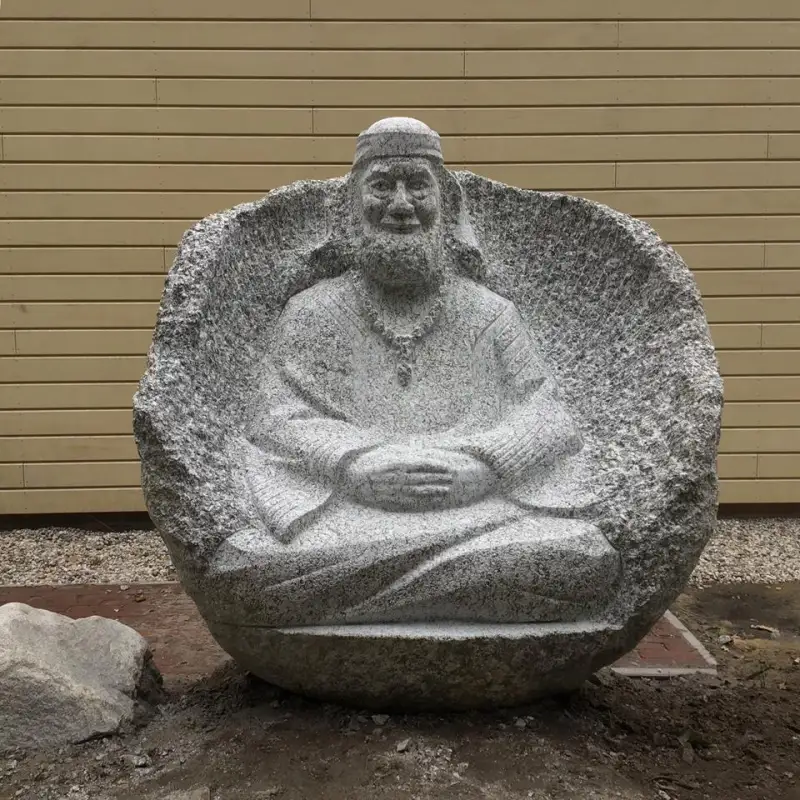 Figūra no dabas akmens, izkalta rokas kalšanas tehnikā no trīstonnīga akmens