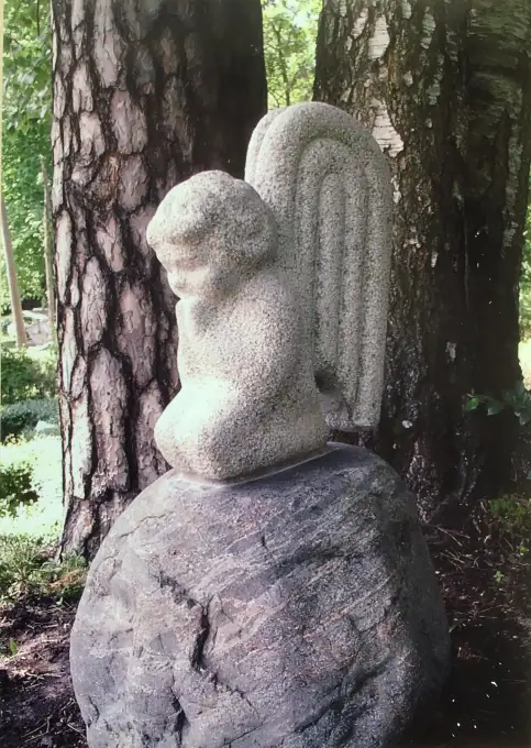 Enģelis - viens no tēlnieka agrīnajiem granīta akmens darbiem, izkalts ar roku