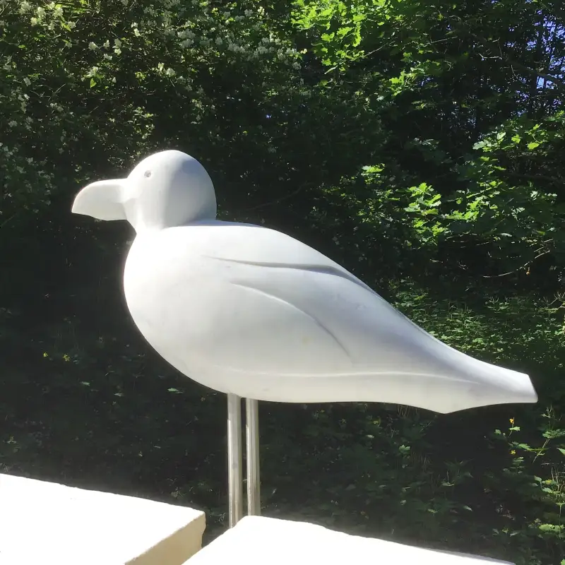 Kaija marmorā, nedaudz lielāka par dabīgā lieluma sudrabkaiju