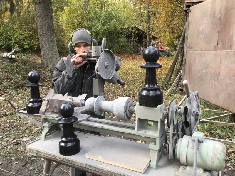 Mākslinieks, granīta virpošanas processā, darbnīcā, domāšanas un iztēle.