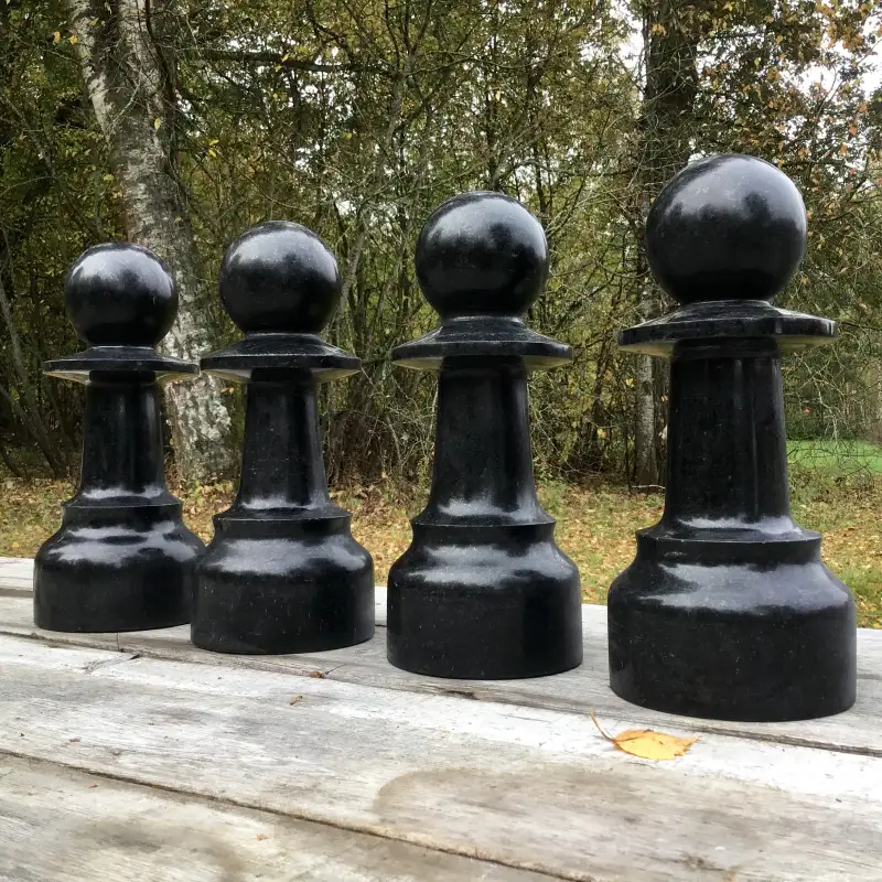 Šaha figūras sētiņas stūros, vietas noformējumā, veltījums šaha meistaram