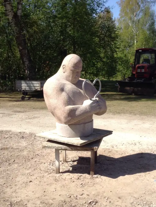 Spēkavīrs ar ievērojamiem sasniegumiem sacensību laukā, iemūžināts monumentālā statujā