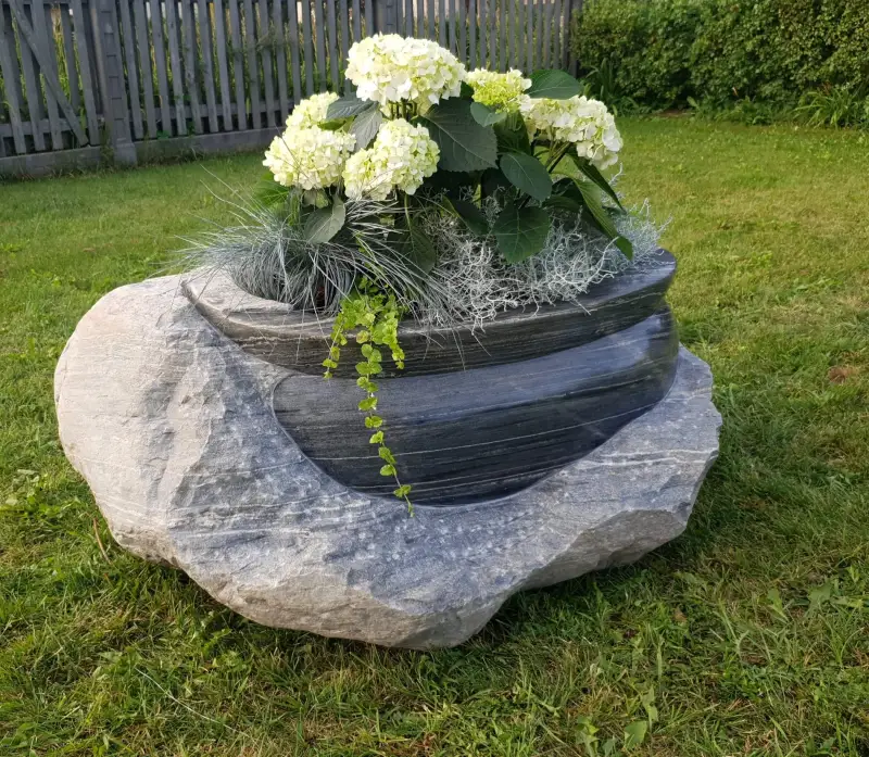 Puķupods ar dabīgajiem ziediem, kas pamatā rada svinīgo šo noskaņu.