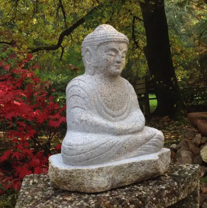 Budda - gaišā granītā. 50cm augsta statuja, kas novietota līdzās ūdenskritumam.