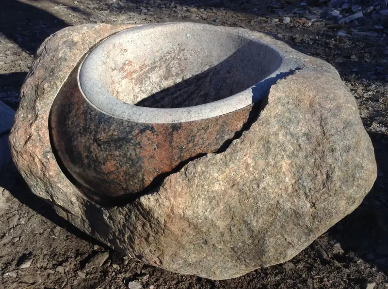 Pulēts puķupods, vāze, jeb pusakmens, kā to bieži dēvē skatītāji. Veidots apļa līnijā