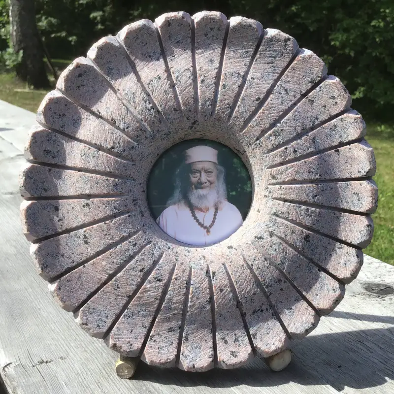 Bildes rāmītis - oriģināls risinājums akmens materiālā, virpošanas tehnikā