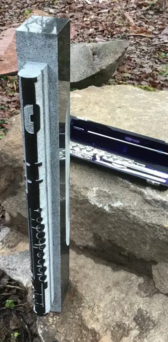 Flauta veidota melnā granītā pulētai virsmai kontrastējot ar matēto akmens virsmu