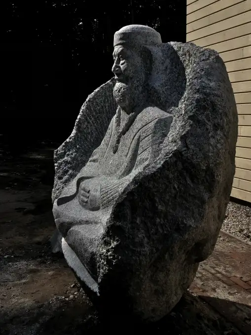 Vēsturiskās personības figūras atveids no sānskata, kas veidots no viengabala akmens