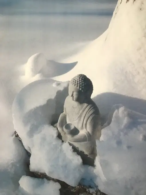 Budda ziemā, izkalts no Igaunijas gaiši pelēkā akmens. Darbs tapis pēc Indijas ceļojuma