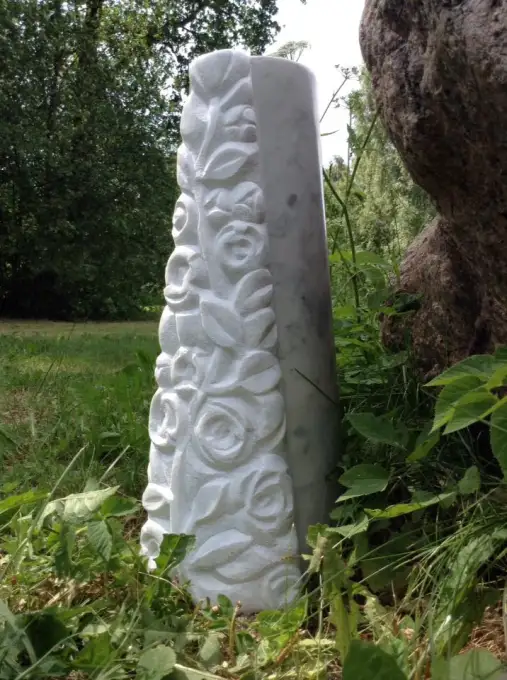 Baltu marmora ziedu vāze. Rozes un rožlapas - katra individuāli izgrebta ar rokām