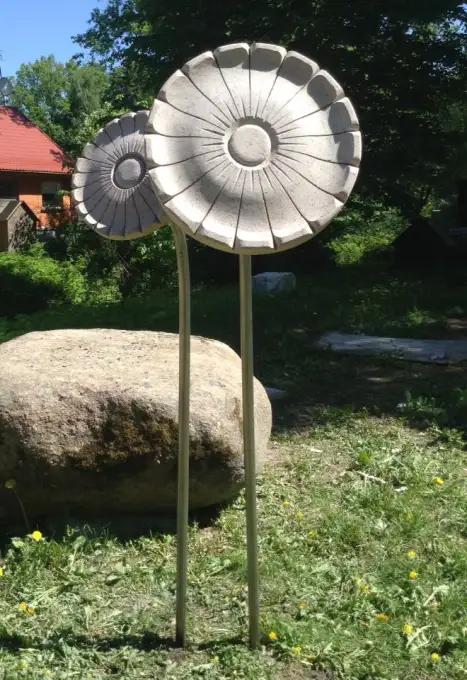 Akmens ziedi - lielformāta, līdz pat 50cm diametrā, dūšīgi nerūsējošā tērauda kāti