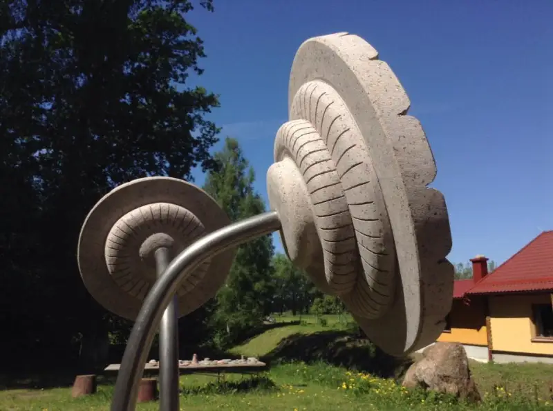 Akmens ziedi sānskatā. Arī ziedu aizmugures tiek smalki un bagātīgi izstrādātas