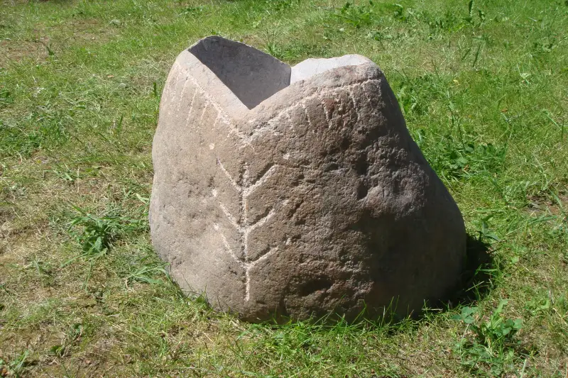 Puķpods ar rokas kalumu, senlaicīgā, apzināti dabiski arhajiskā izpildījumā