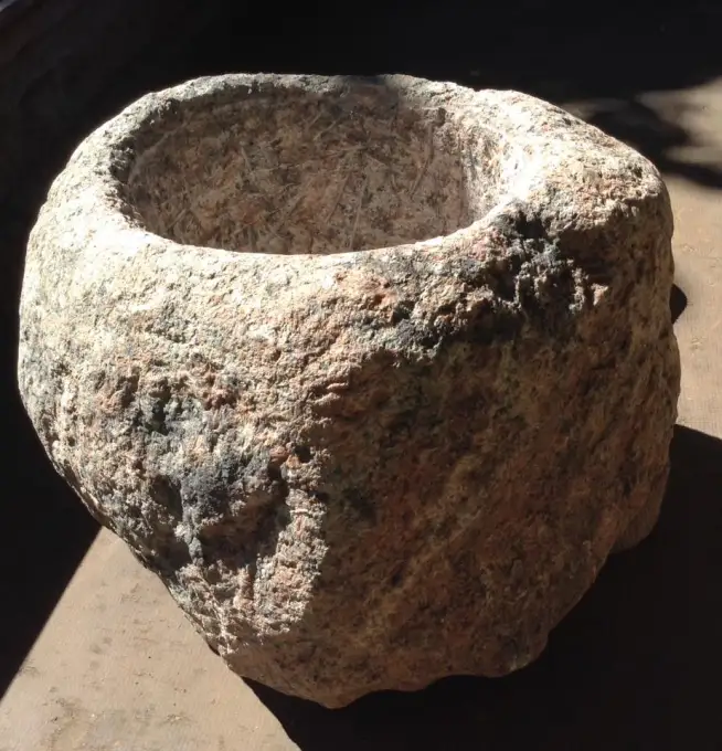 Organisks, naturāls, arhajisks puķpods ar dabīgo virsmu, vienkārši dobums laukakmenī