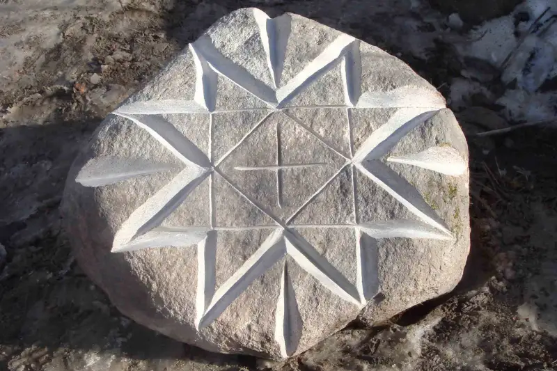 Uz iekšu iekalta dažādu līniju kompozīcija, kas izveido latvju zīmes dizainu