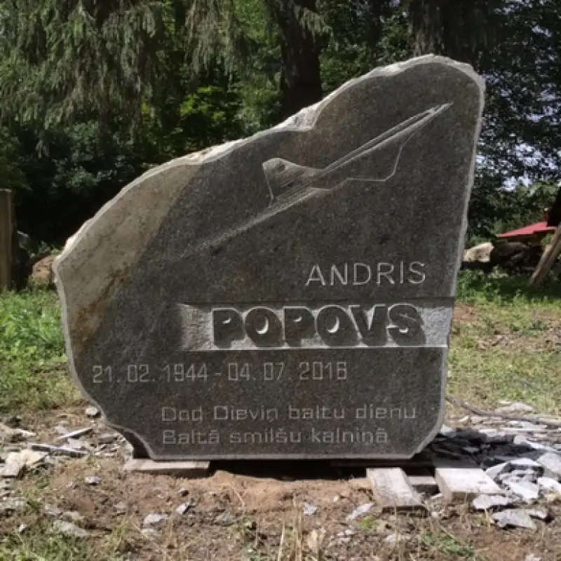 Piemineklis ar speciālu, apzinātu vēsturisku atsauci uz personības dzīves stāstu