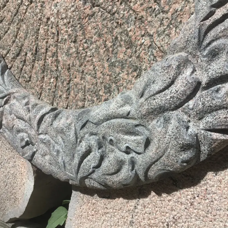 Bagātīgs ozollapu plastiski veidots vainags izkalts akmenī smalkā rokas kaluma tehnikā