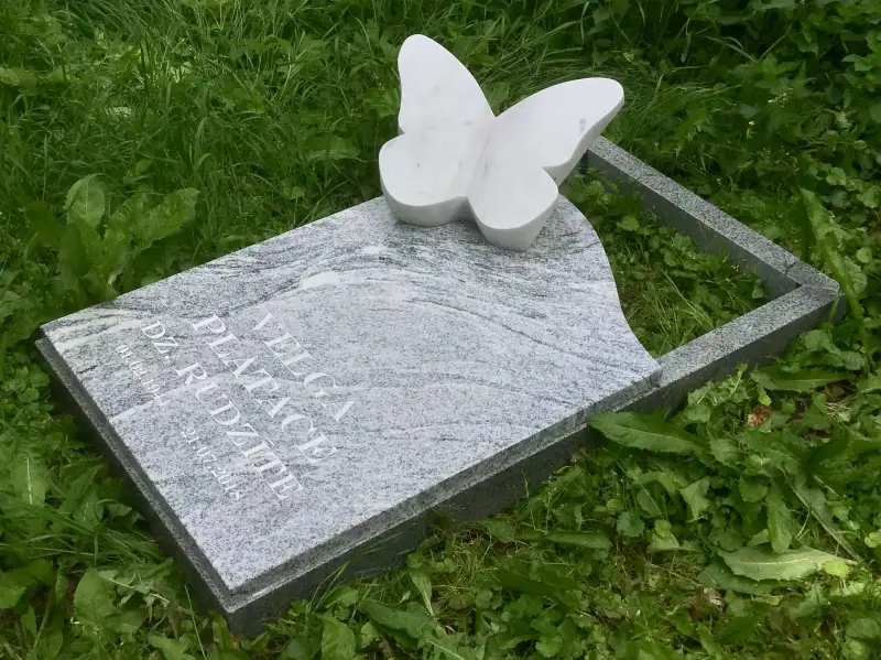 Marmora taurenis itkā nolaidies uz standarta apmales. Lielisks pārsteigums akmenī