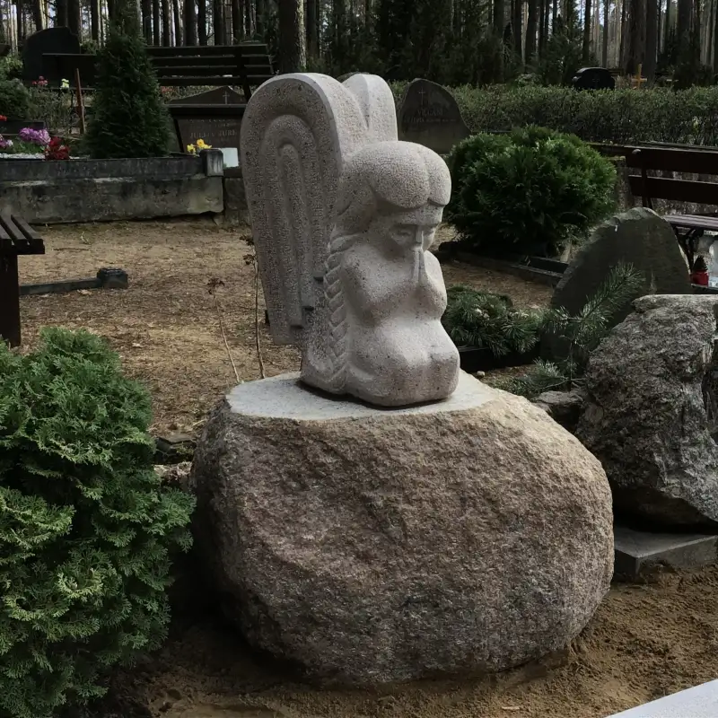 Eņģelis uz laukakmeņa, tēlnieks Ronalds Jaunzems