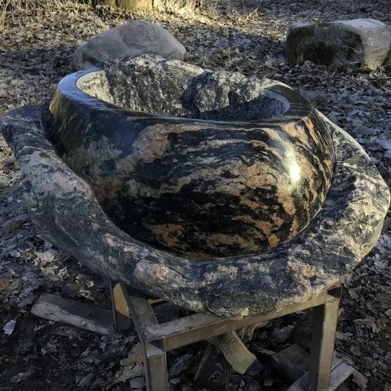 Puķu vāze ar izteiktu akmens dzīslojumu. tēlnieks Ronalds Jaunzems