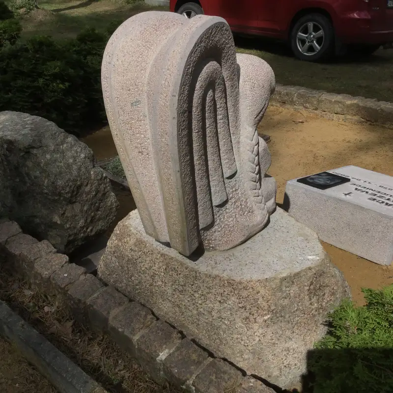 Eņģelis uz laukakmeņa, skats no aizmugures