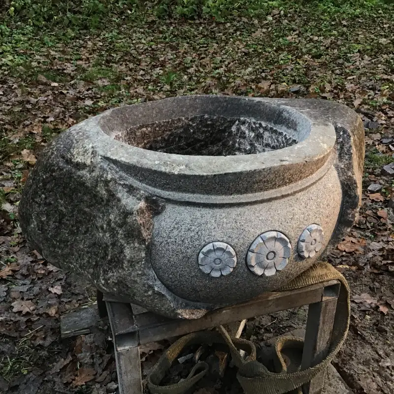 Puķu trauks ar smalki kaltu virsmu un virpoto akmens ziedu dekoru