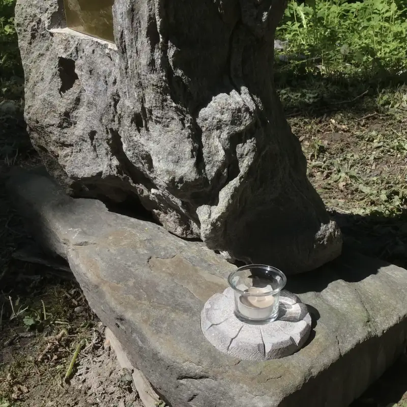 Akmens sveces paliknis