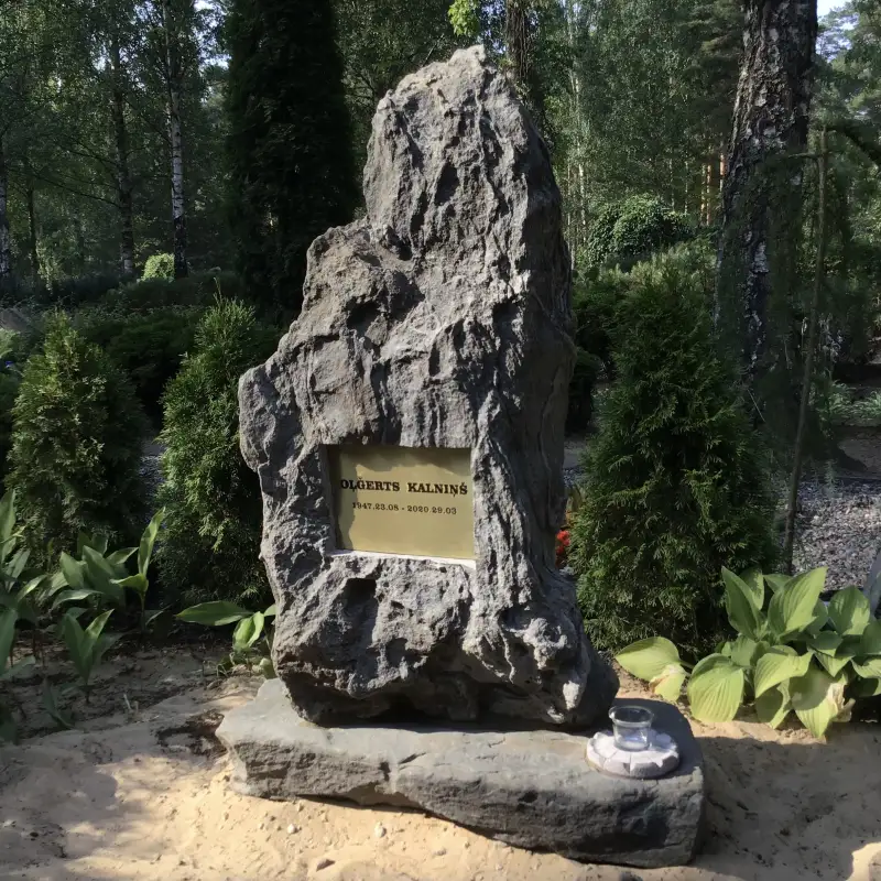 Īpaši dzīslains dekoratīvs akmens, veltīts cilvēkam, kas bijis cieši saistīts ar dabu