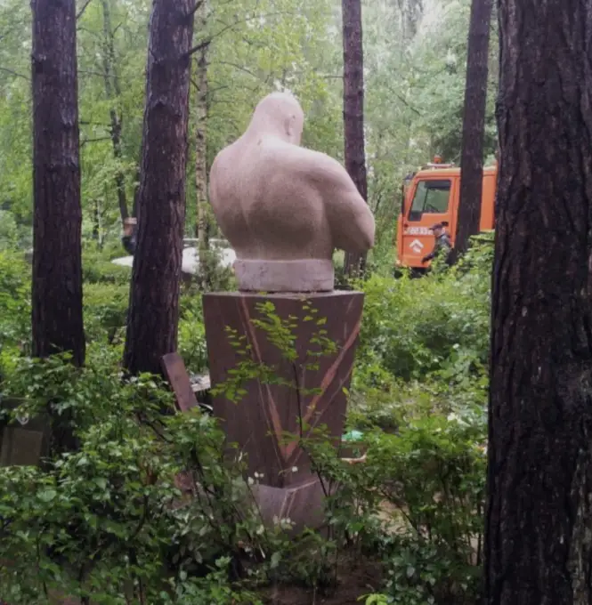 Spēkavīrs Oļegs Dudkins - spēka vīra figūra, novietota uz pulēta granīta postamenta